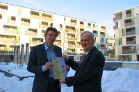 Martin Lamprecht, Schöck Bauteile GmbH (links im Bild) erhält das Zertifikat von Wolfgang Feist. Foto: Harald Malzer/PHI