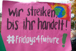 Auch Klimaaktivisten fordern, auf fossile Energieträger zu verzichten und sich davon unabhängig zu machen. Beim nächsten Webinar am 29. März zeigt das Passivhaus Institut, wie das im Gebäudebereich rasch gelingen kann. © Passivhaus Institut