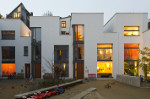 Diese Anlage mit zehn Familienwohnhäusern in Frankfurt entstand in Passivhaus-Bauweise. Mit kostengünstigen Passivhäusern befasst sich der gleichnamige Arbeitskreis, der zu drei weiteren Sitzungen einlädt. Foto: Rook Architekten