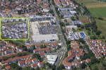  Luftaufnahme der hessischen Stadt Nidderau mit einem Teil des Passivhaus-Neubaugebiets Neue Mitte (markiert). Das Gebiet umfasst rund 120 Bauplätze für Einfamilienhäuser und einige Mehrfamilienkomplexe. In der Mitte das ebenfalls neu gebaute Einkaufsareal.  © www.hessen-luftbild.de