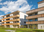 Die österreichische Wohnbaugesellschaft Neue Heimat Tirol hat sich auf sozialen Wohnungsbau spezialisiert, im Bild die Passivhaus-Siedlung in Kufstein, Tirol. Die NHT realisiert auch Projekte, in denen die Bewohner lediglich fünf Euro Miete pro Quadratmeter zahlen. © NHT