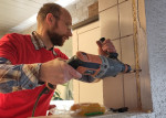  Altes Fenster raus, neues rein: Das Passivhaus Institut und die Stadt Riedstadt widmen sich beim nächsten Passivhaus-Abend verschiedenen Möglichkeiten, Fenster in Eigenarbeit zu verbessern. Dazu gehört das Dämmen der Rahmen ebenso wie der komplette Fenstertausch. ©  Passivhaus Institut