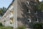   Diese Mehrfamilienhäuser in Erlangen wurden seriell saniert. Vorgefertigte Fassadenelemente konnten dafür ohne Gerüst direkt vom Lkw an der Hauswand montiert werden. ©  Passivhaus  Institut