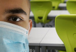  Klassenräumen muss regelmäßig Frischluft zugeführt werden, um das Ansteckungsrisiko mit dem Coronavirus zu reduzieren. Lüftungsanlagen mit Wärmerückgewinnung, wie sie auch in Passivhaus-Schulen installiert sind, bedeuten dabei große Vorteile für Schüler und Lehrer. © Pixabay