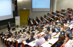 Die 27. Internationale Passivhaustagung fand auf dem Campus Technik der Universität Innsbruck statt. Zur Eröffnung ging es in den großen Hörsaal. ©  Passivhaus Institut
