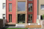  Dieses Siedlungshaus in Mönchengladbach aus den 1930er-Jahren haben die Eigentümer auf Passivhaus-Standard saniert. Die Gartenfassade ist nach der Sanierung nicht mehr wiederzuerkennen.  © bau grün!